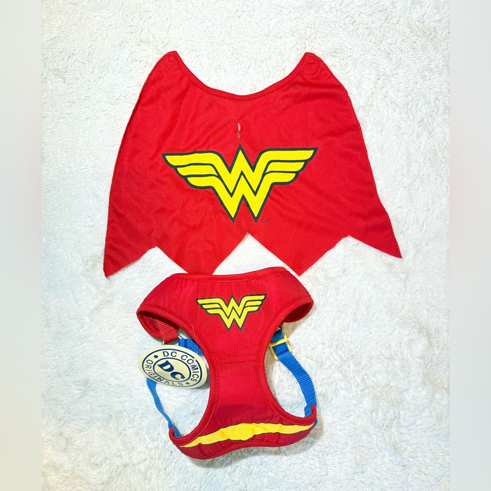NWT D C COMICS WonderWoman size small red harness & removable cape